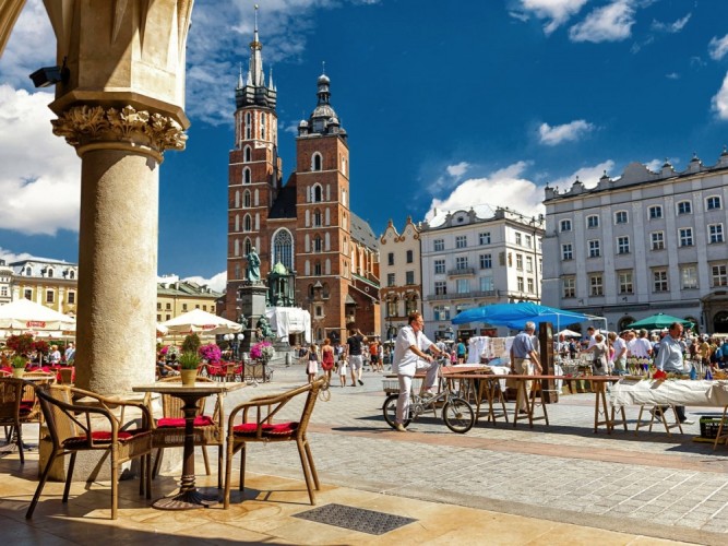 Выпить пива на Рыночной площади Кракова