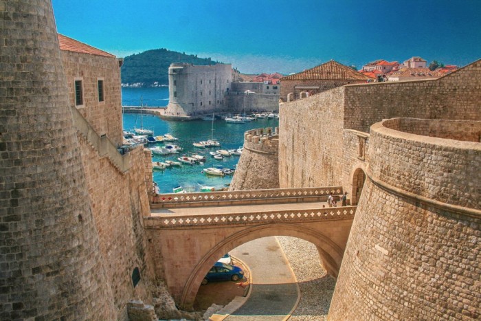Прогуляться по стенам Дубровника, которые защищают город с VII века