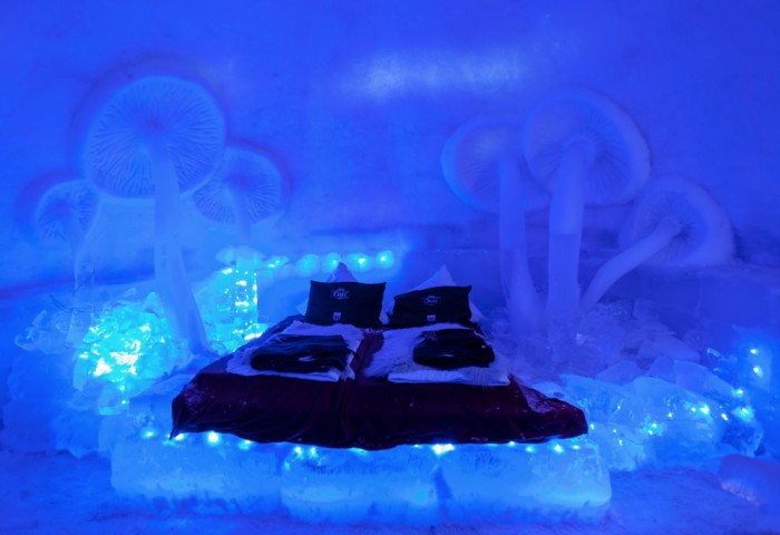 Переночевать в ледяном отеле в румынском городе Фэгэраш