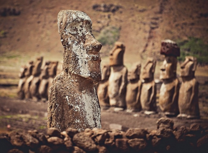 Поглазеть на загадочные статуи моаи на острове Пасхи