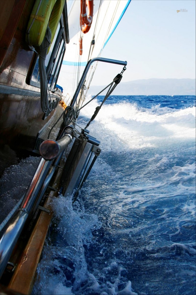 Романическое путешествие на яхте под парусом...