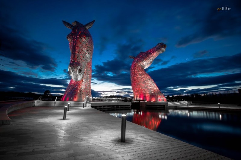 Келпи-скульптура гигантских лошадей в Шотландии